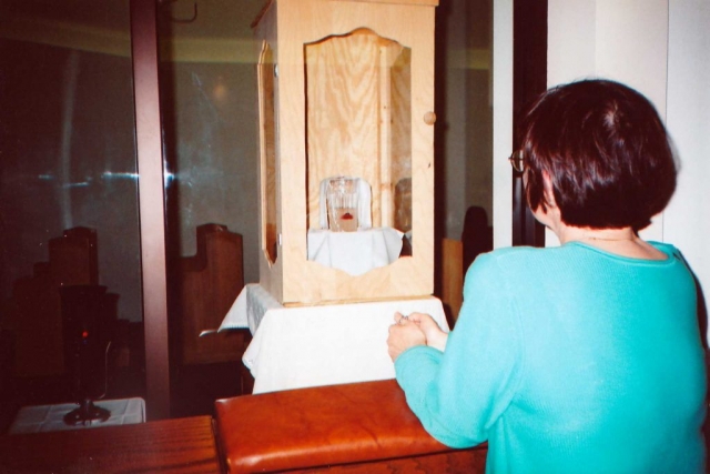 Lady praying at the Eucharistic Miracle in Dallas